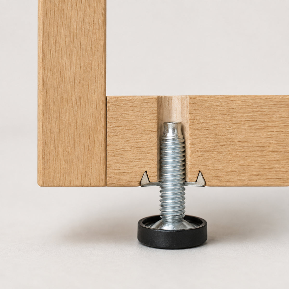 Piedino regolabile per mobile, base circolare, M10