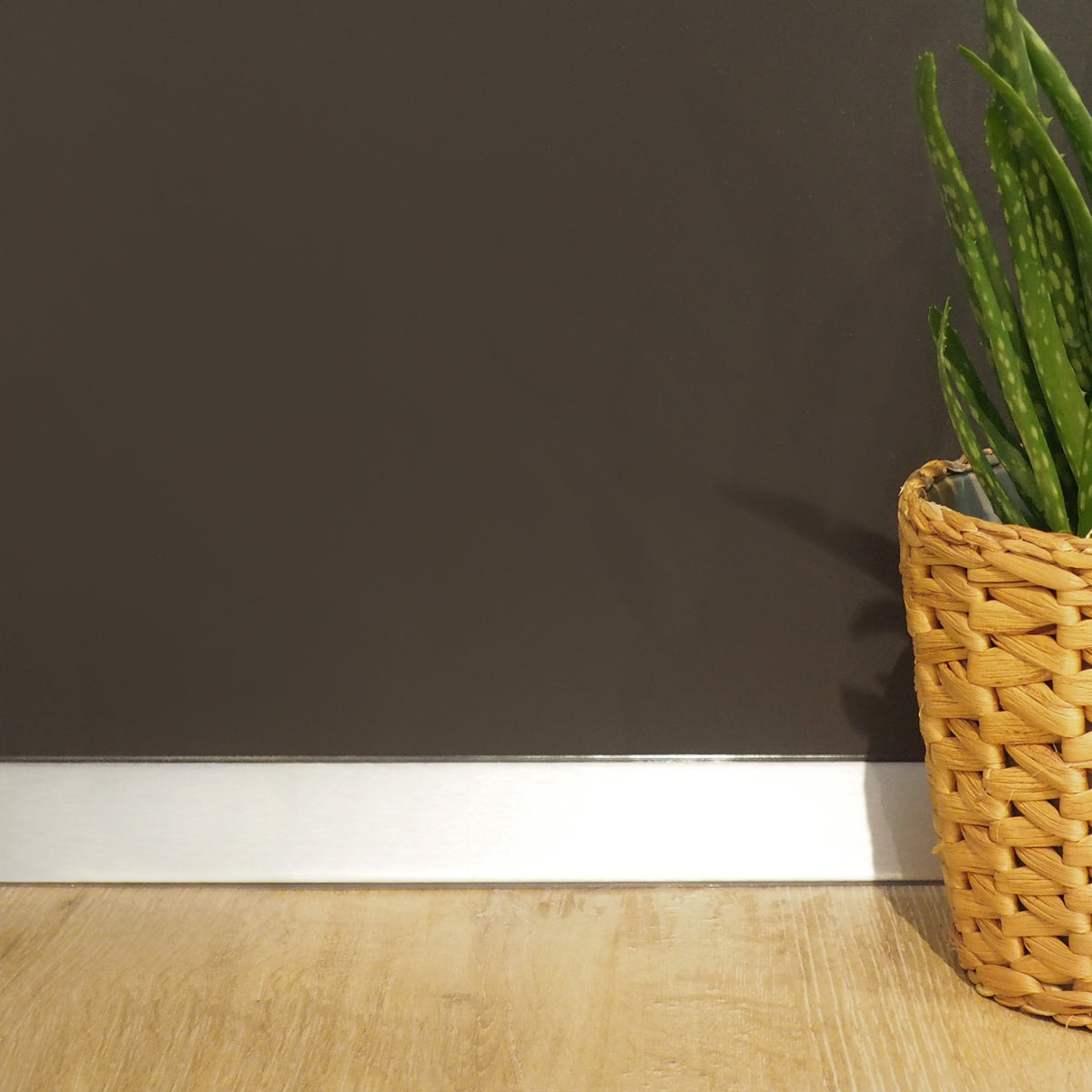 Alzatina triangolare per cucina Plasline con accessori per installazione.