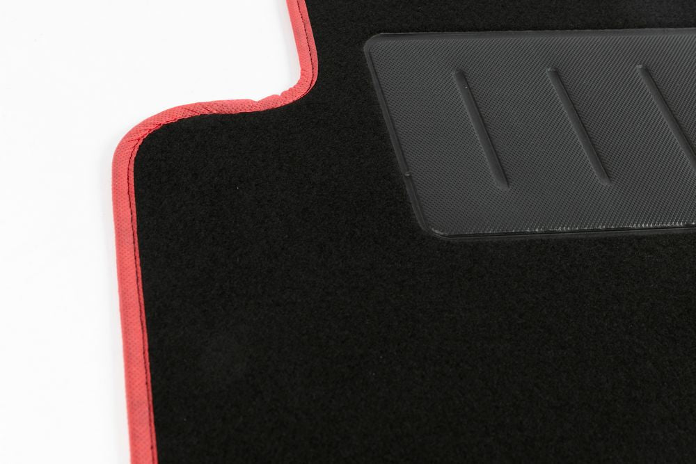 Set tappetini auto essential bordo rosso.