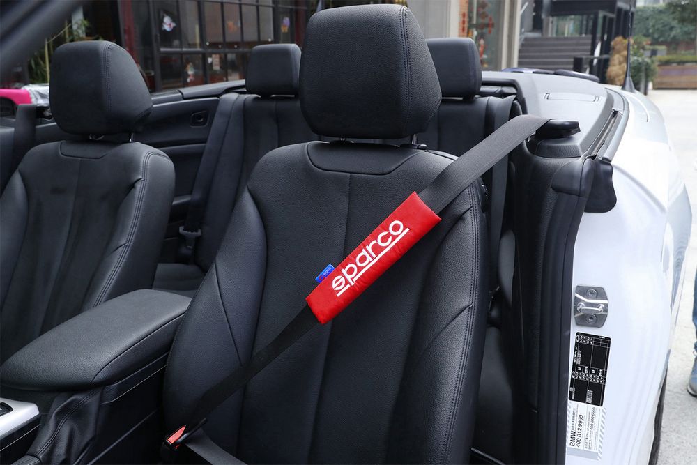 Set 2 pezzi di cuscinetti passacintura SPC1204 universali per auto rossi