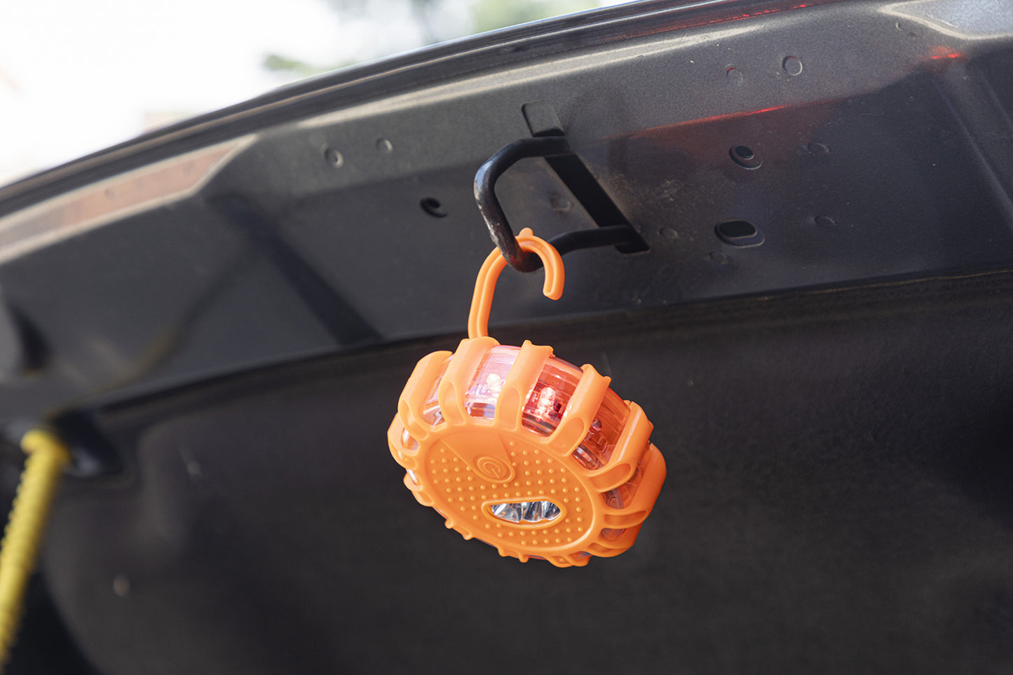 Luce d'emergenza portatile dotata di fissaggio con calamita sul retro