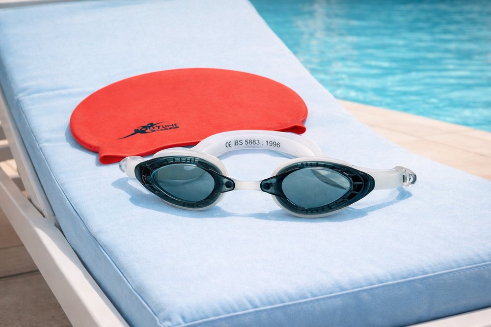 Kit Nuoto Completo con Cuffia in Silicone e Occhialini da Piscina