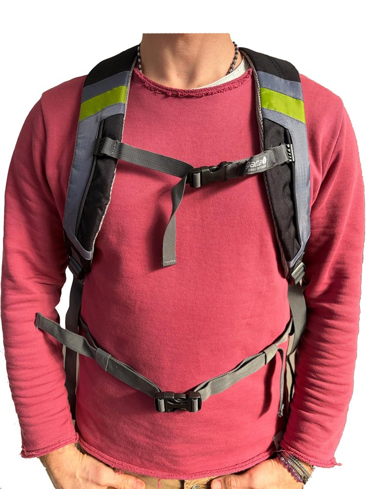 Zaino 35 litri resistente e versatile, ideale per escursioni, viaggi e scuola
