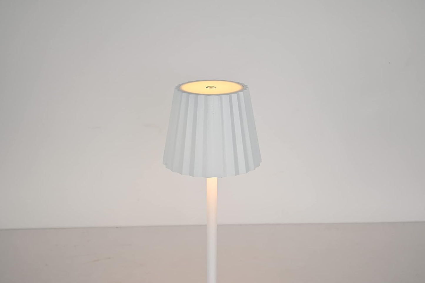 King Home Lampada da tavolo K-light in alluminio, luce bianca calda antiriflesso regolabile, Bianco 10x10x38h cm
