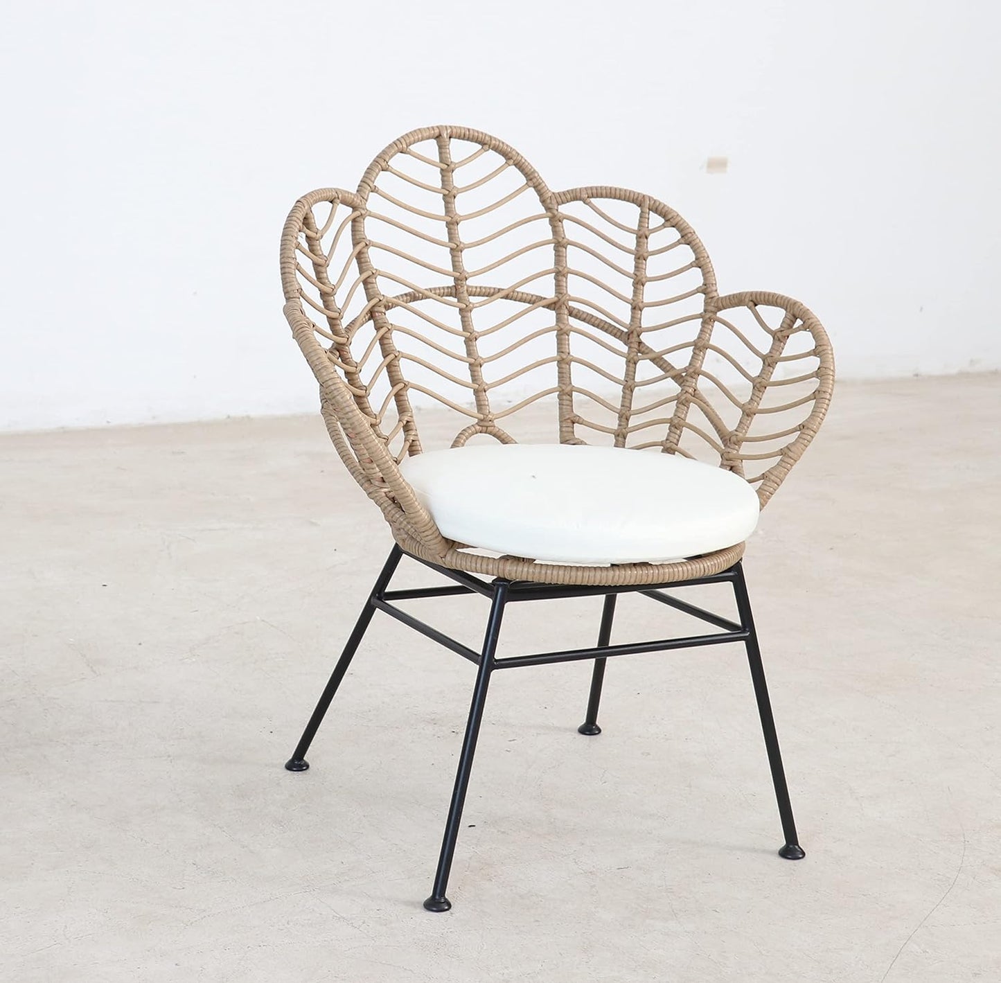 Garden Friend SALOTTO FIJI (tavolo e 2 sedie) struttura nera in acciaio, rivestimento color naturale in polyrattan, cuscini bianchi