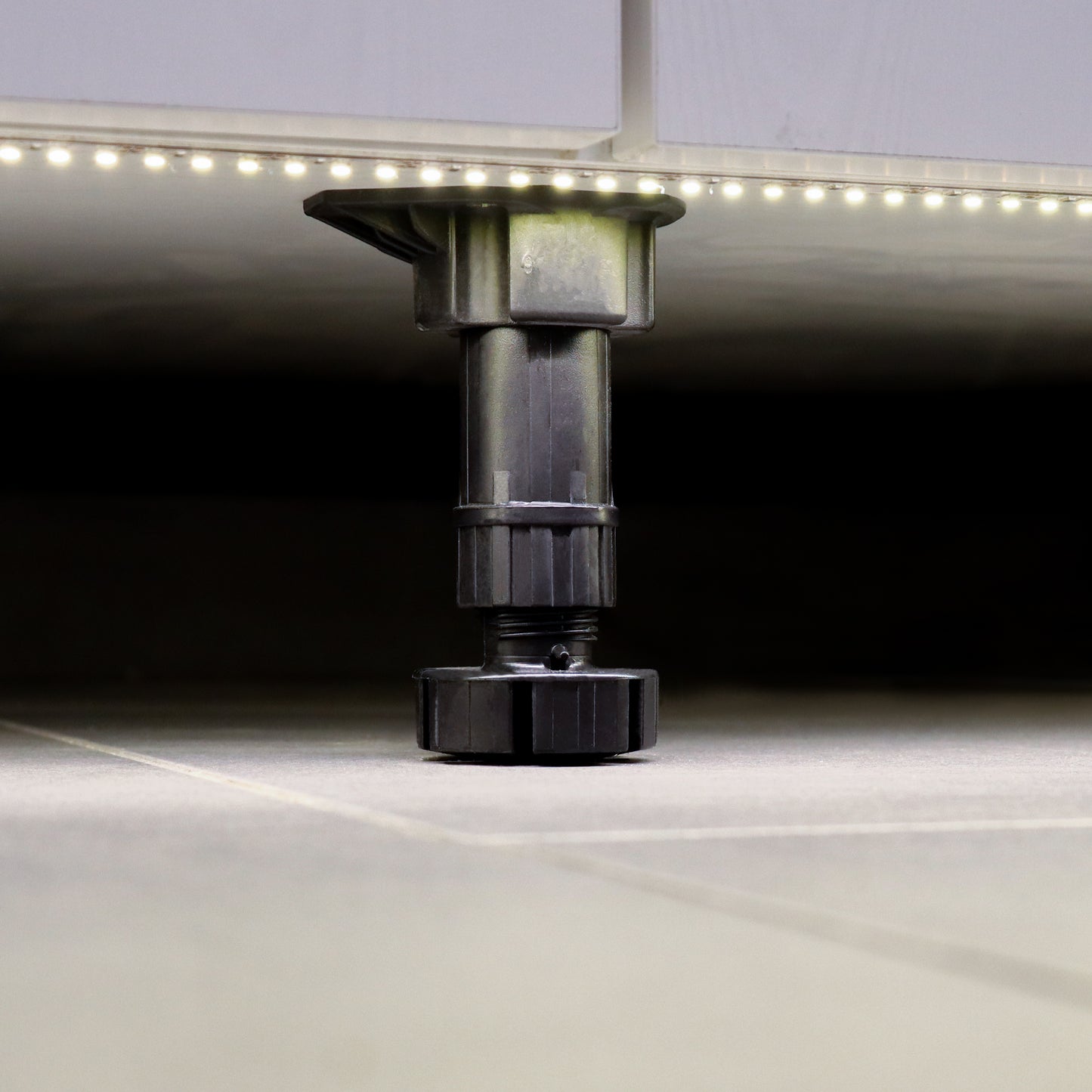 Kit di piedini regolabili per mobile Bone con pinza per zoccoli