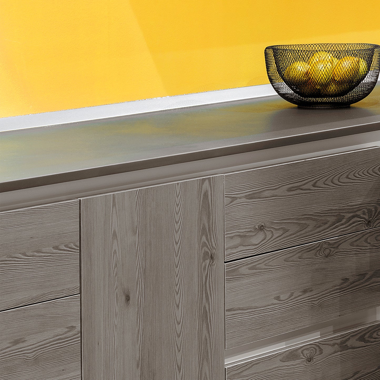 Alzatina triangolare per cucina Plasline con accessori per installazione.