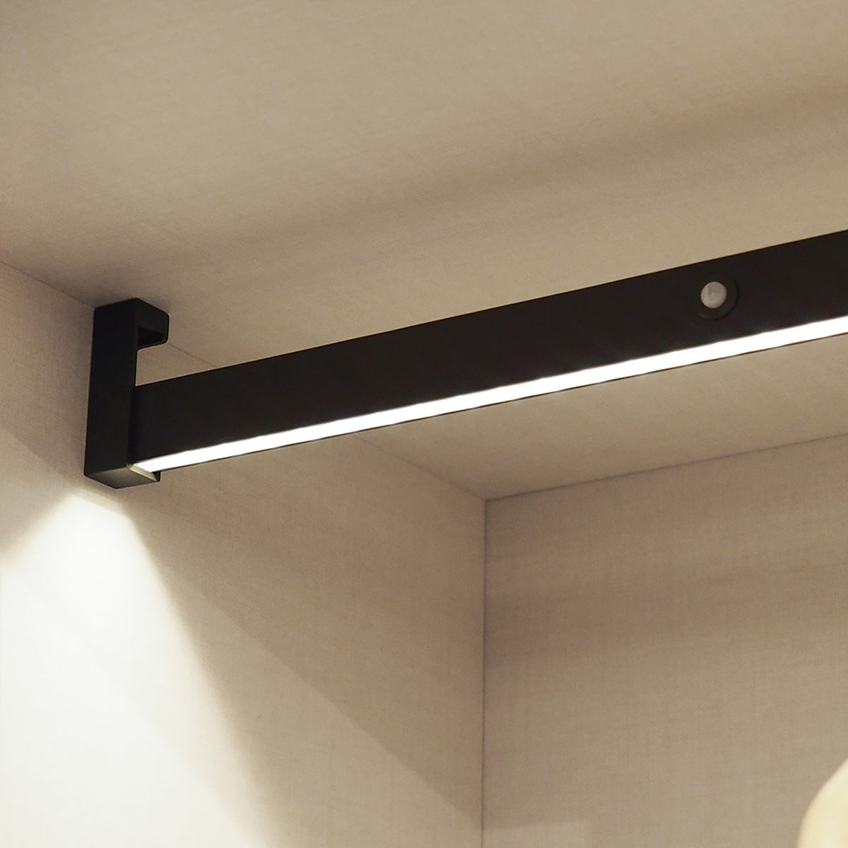 Barra appendiabili per armadi Castor con luce LED, batteria rimovibile e sensore di movimento