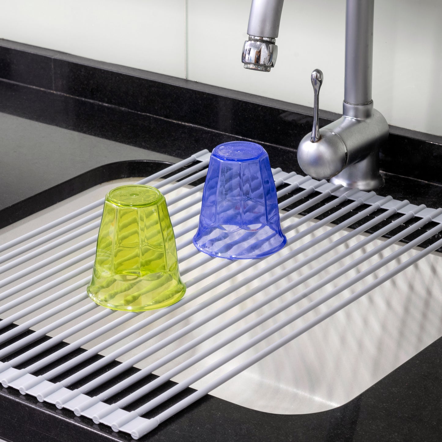 Scolapiatti in acciaio e silicone flessibile