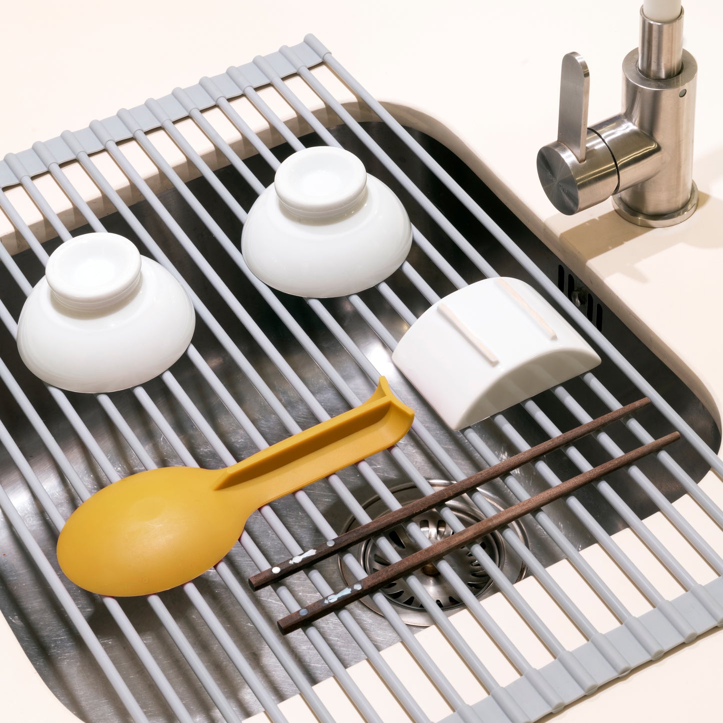Scolapiatti in acciaio e silicone flessibile
