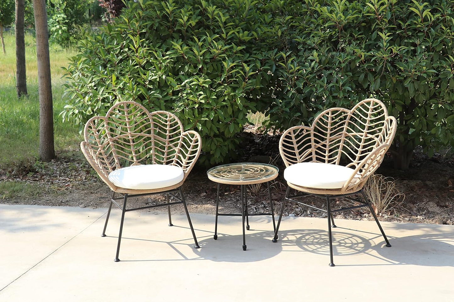 Garden Friend SALOTTO FIJI (tavolo e 2 sedie) struttura nera in acciaio, rivestimento color naturale in polyrattan, cuscini bianchi
