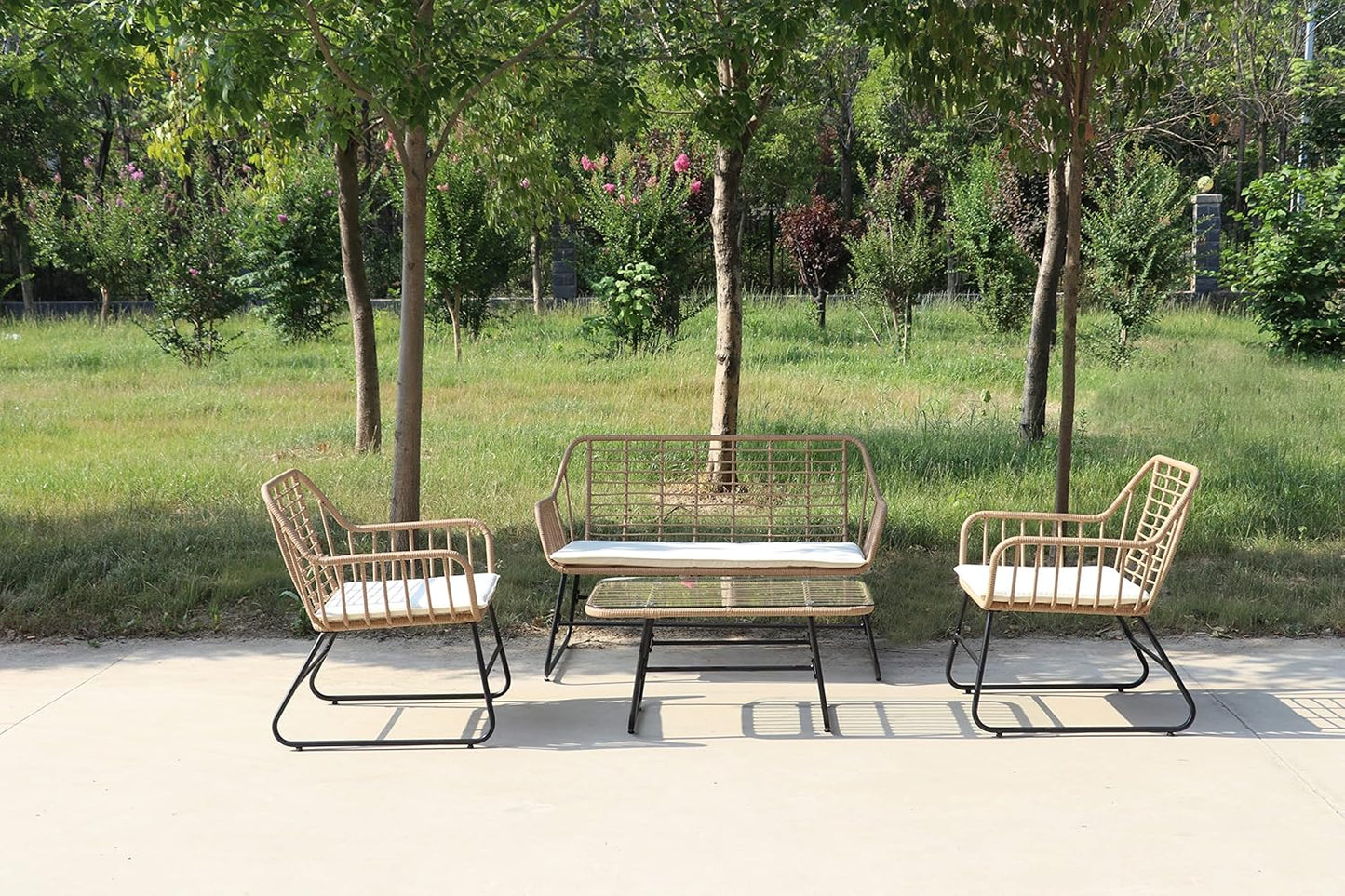 Garden Friend SALOTTO CEBU (tavolo, divano, 2 poltrone) struttura nera in acciaio, rivestimento color naturale in polyrattan, cuscini bianchi